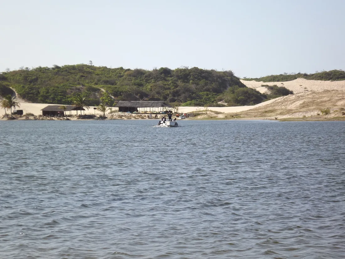 A lâmina de água da Lagoa do Uruaú, com duna branca e vegetação na margem oposta