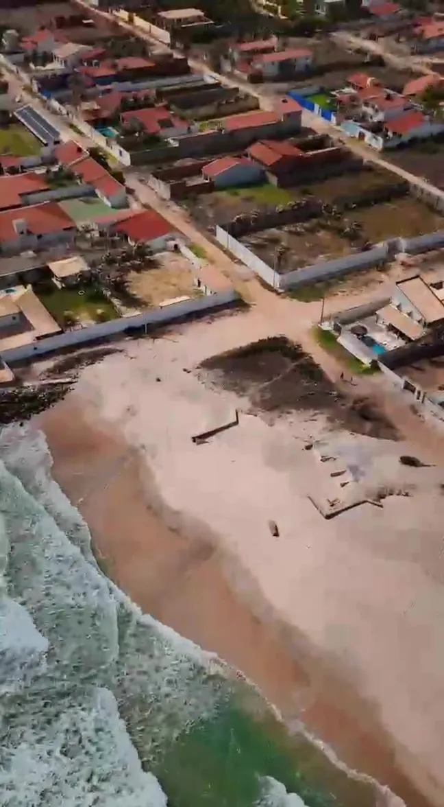 Vista aérea da faixa de areia e das casas da Praia da Caponga