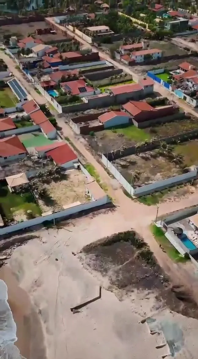 Vista aérea da vila e da faixa de areia da Praia da Caponga