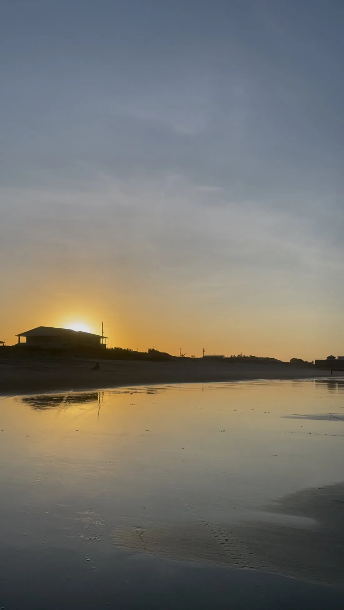 O sol subindo sobre o mar na Praia da Caponga, no começo da manhã