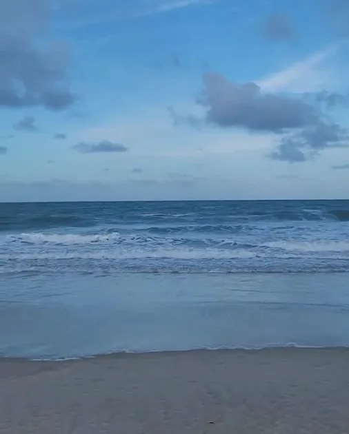 O mar da Caponga no fim do dia, visto da areia