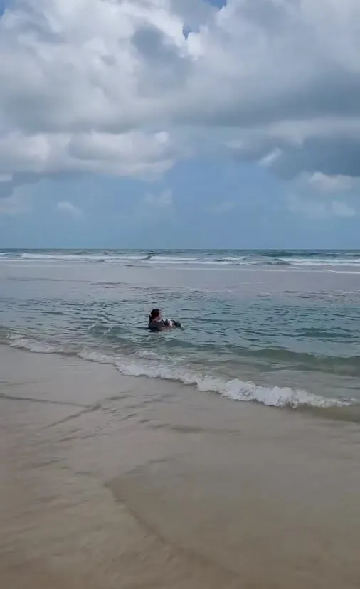 Ondas quebrando na areia molhada da Caponga