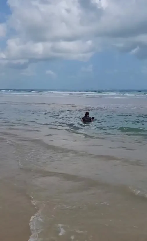 O mar da Caponga visto da areia, calmo e raso