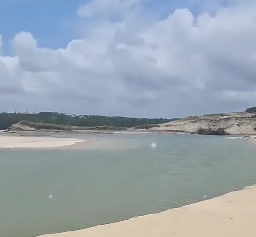 Duna e água rasa no caminho entre a Caponga e Águas Belas